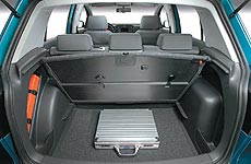 Главный плюс нового Гольфа заключается во вместительности багажника – 395 литров в стандарте и 1450 литров со сложенными сиденьями