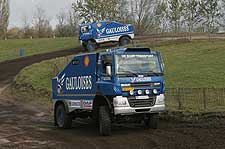 Сидящие за рулем DAF пилоты борются за победу Сидящие за рулем DAF пилоты борются за победу