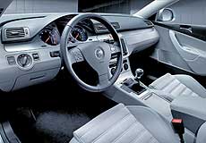 VW Passat В6: в салоне установлены спортивные кожаные сиденья и руль, а также педали с алюминиевыми накладками. В базовое оснащение входят ESP, кондиционер и CD-магнитола