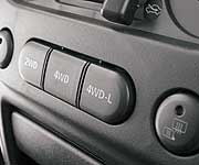 Управление режимами трансмиссии в модернизированной машине перенесено с напольного рычага на эти кнопки