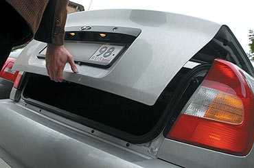 Отдельный канал управления позволяет открывать багажник и/или
водительскую дверь без снятия машины с охраны