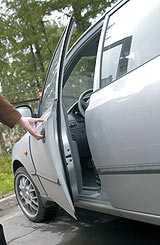 Отдельный канал управления позволяет открывать багажник и/или
водительскую дверь без снятия машины с охраны