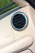 Дефлекторы вентиляции, перекрывающиеся вращением, подсмотрены у Audi TT
