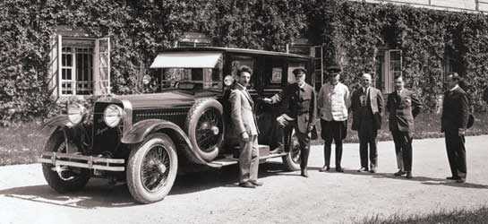 Первый президент Чехословакии Томаш Масарик (второй слева) рядом со служебным автомобилем – роскошным Skoda Hispano-Suiza H6 1923 года