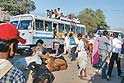 В жарком индийском климате открытые места в автобусе самые желанные
