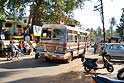 В жарком индийском климате, открытые места в автобусе самые желанные