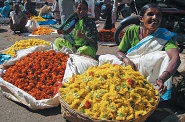 Торговля в Индии осуществляется прямо на проезжей части. Причем местным торговцам не нужны столы и стулья.