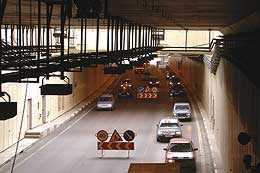 Тоннель Лефортово. 90% водителей превышают скоростной потолок в 60 км/ч. Средняя скорость потока - 80 км/ч. 1-2 мелких ДТП ежедневно